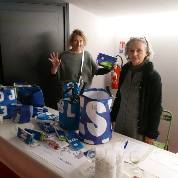 Raphaëlle et Patricia proposent les sacs, pochettes et trousss fabriqués à partir des bâches de promotion du Festival 2021 recyclées©Cedric Cousinier